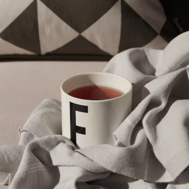 ferm-Living-Geometry-Kissen-grau-Tasse-Tasteboykott-Florian-Ludwig-1-zu-1