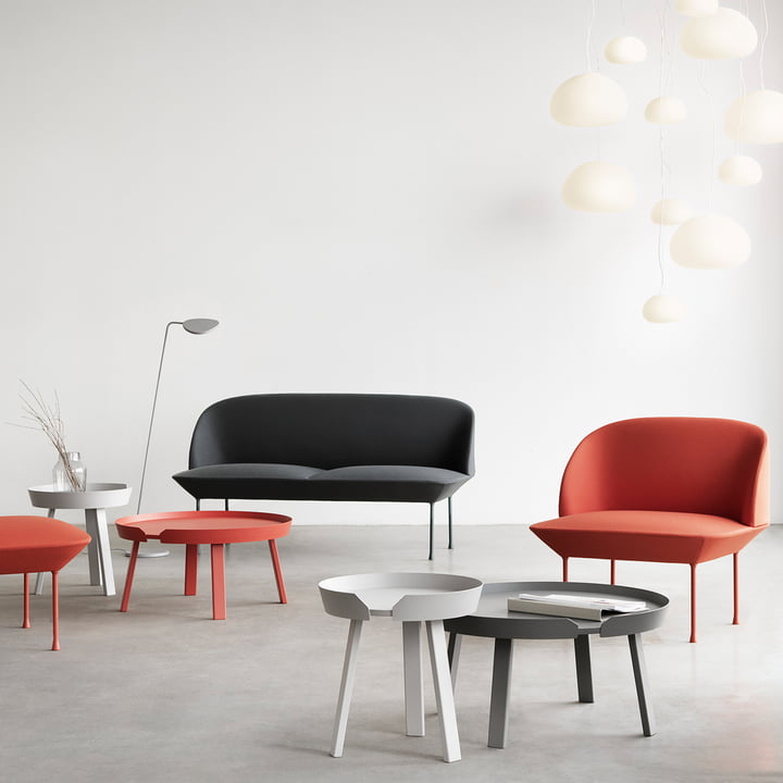 Die Vielfalt des Around Couchtischs, Oslo Sofas und der Leuchte Pull von muuto