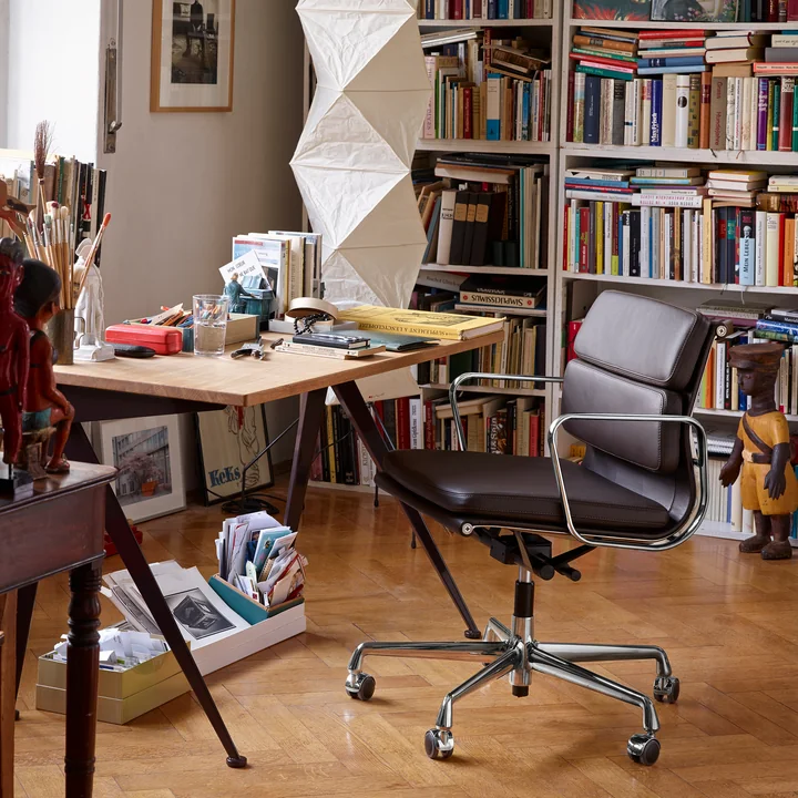 Der Vitra Soft Pad Chair EA 217 in einem gemütlichen Home-Office