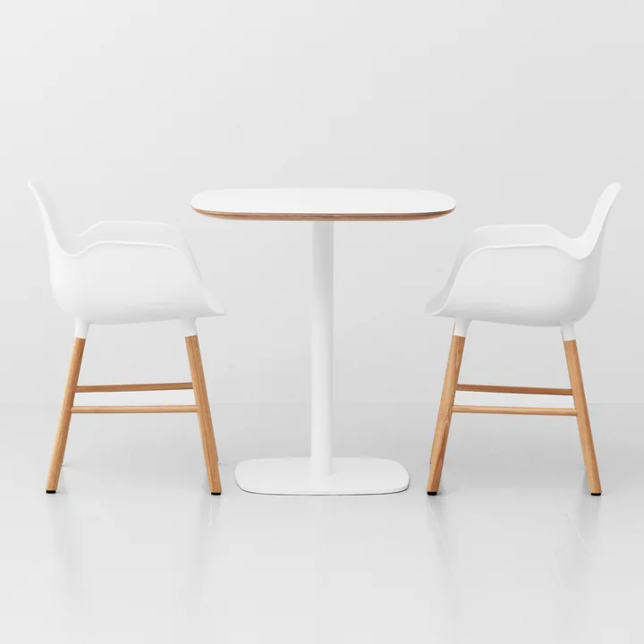 Form Bistrotisch 70 x 70 x 74,5 cm von Normann Copenhagen in Weiß mit Eichenrahmen