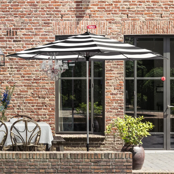 Parasol Sonnenschirm mit Streifen und RockCoco Kronleuchter von Fatboy