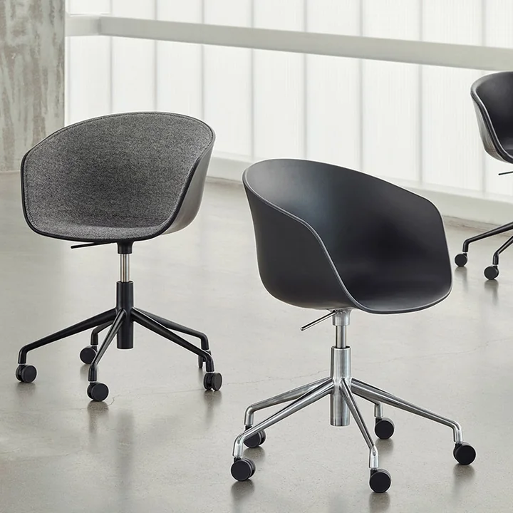 Der HAY - About A Chair AAC 52 mit Gaslift, Schwarz mit Hallingdal 166 Polsterung