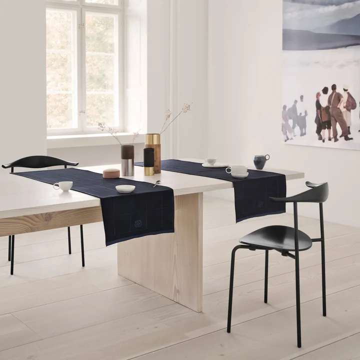 Engesvik Tischläufer von Georg Jensen Damask über dem Tisch im Esszimmer