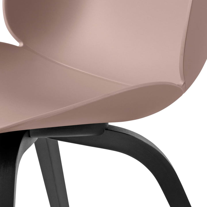 Beetle Dining Chair Wood Base von Gubi in Schwarz gebeizt / Sweet Pink