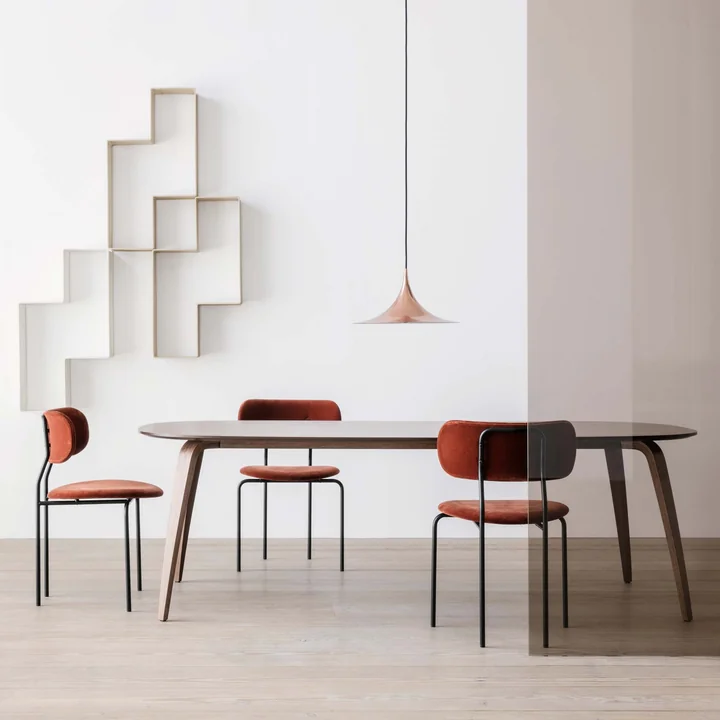 Esstisch mit Semi Pendelleuchte und Dédal Bücherregal