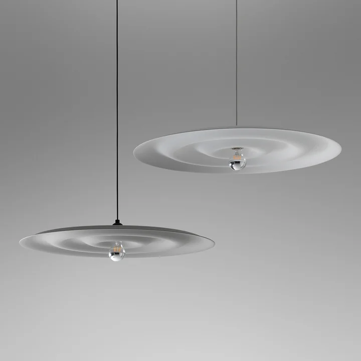 Alma Pendelleuchte von Wästberg in Signalweiß und Grauweiß