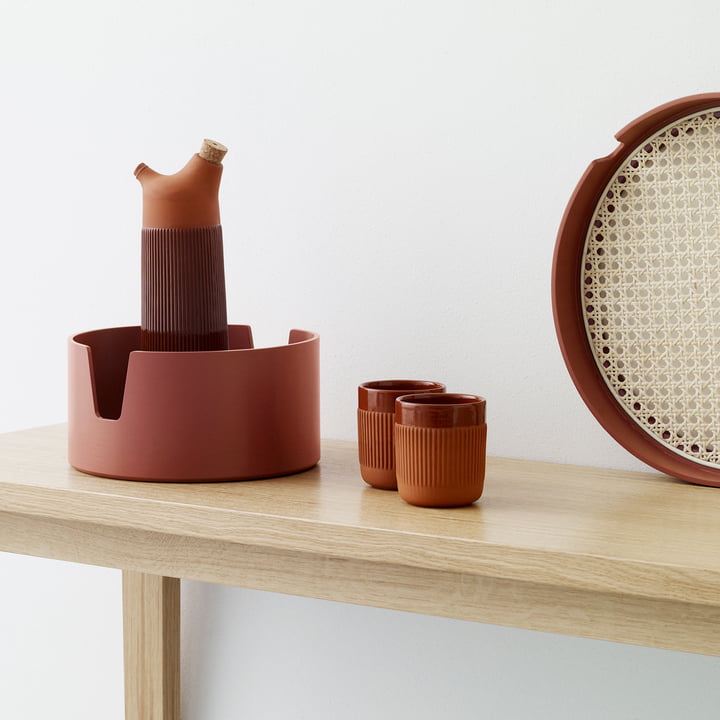 Das Normann Copenhagen - Salon Tablett in rost, der Junto Becher und die Karaffe in terracotta