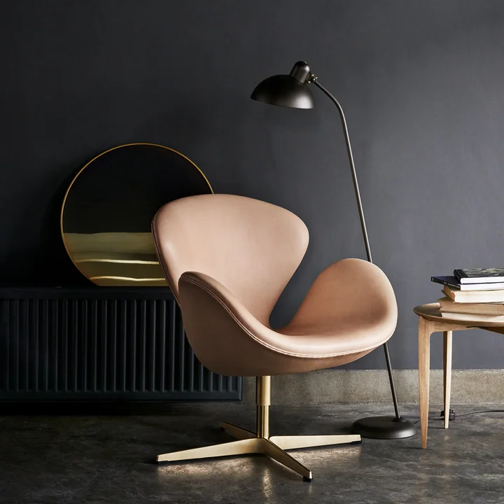 Die Fritz Hansen - KAISER idell - Stehleuchte und der Schwan Sessel