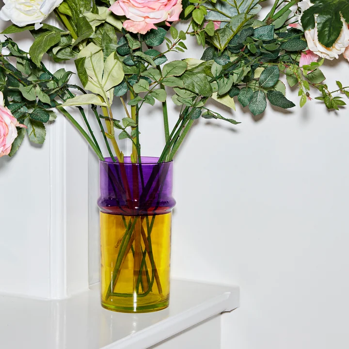 Die HAY - Marokkanische Vase L, gelb mit Blumenstrauß