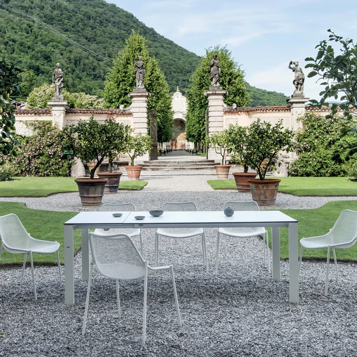 Emu - Round Serie, Stuhl und Tisch im Garten