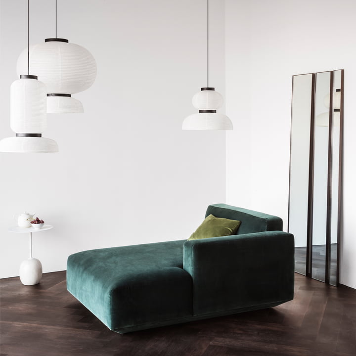 Lato Beistelltisch, Formakami Pendelleuchten, Develius Sofa und Amore Wandspiegel von &Tradition