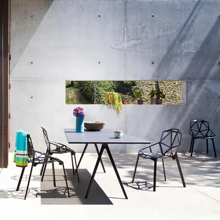 Chair One Stapelstuhl von Magis in schwarz