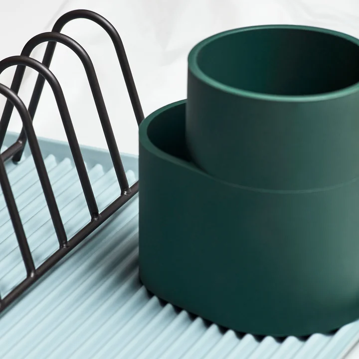 Der HAY - Dish Drainer Abtropfbehälter in dunkelgrün mit Gestell in hellblau