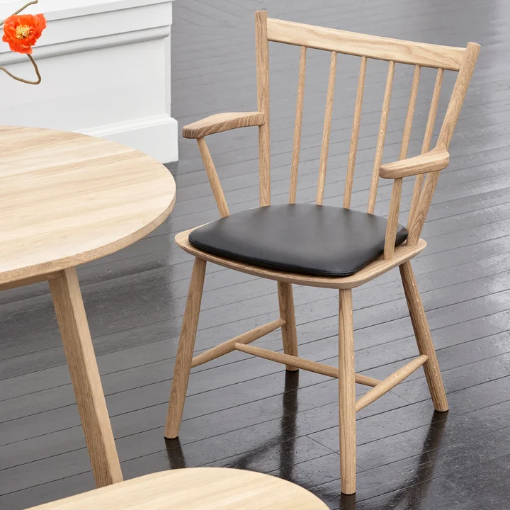 J42 Armlehnstuhl mit Sitzkissen von HAY