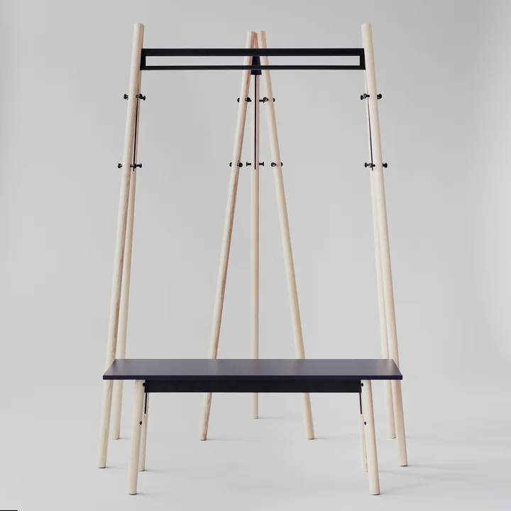 Die Artek - Kiila Kleidergarderobe, der Kleiderständer und die Bank