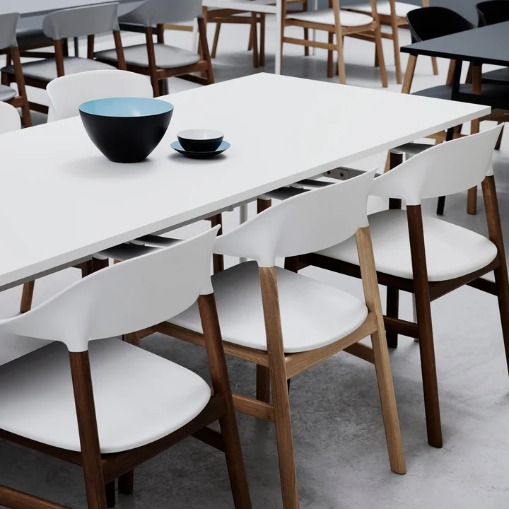 Der Normann Copenhagen - Herit Armlehnstuhl am Tisch 