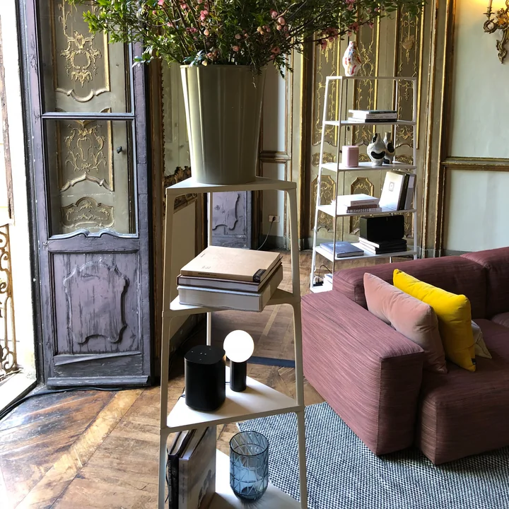 Das Eiffel Regal von HAY im Wohnzimmer