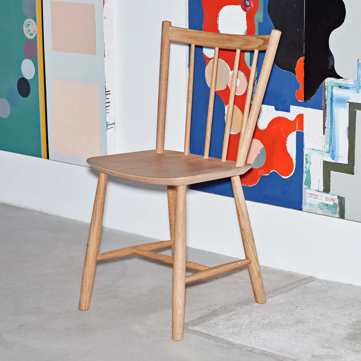 Der HAY - J41 Chair in Eiche geölt einzeln im Raum platziert