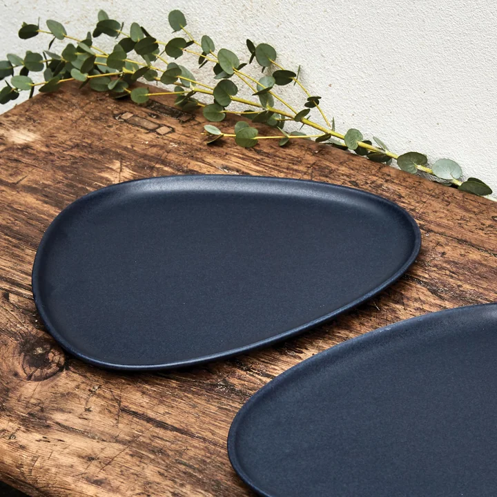 Lind DNA - Curve Stoneware Platter, 35 x 30 cm, navy blau