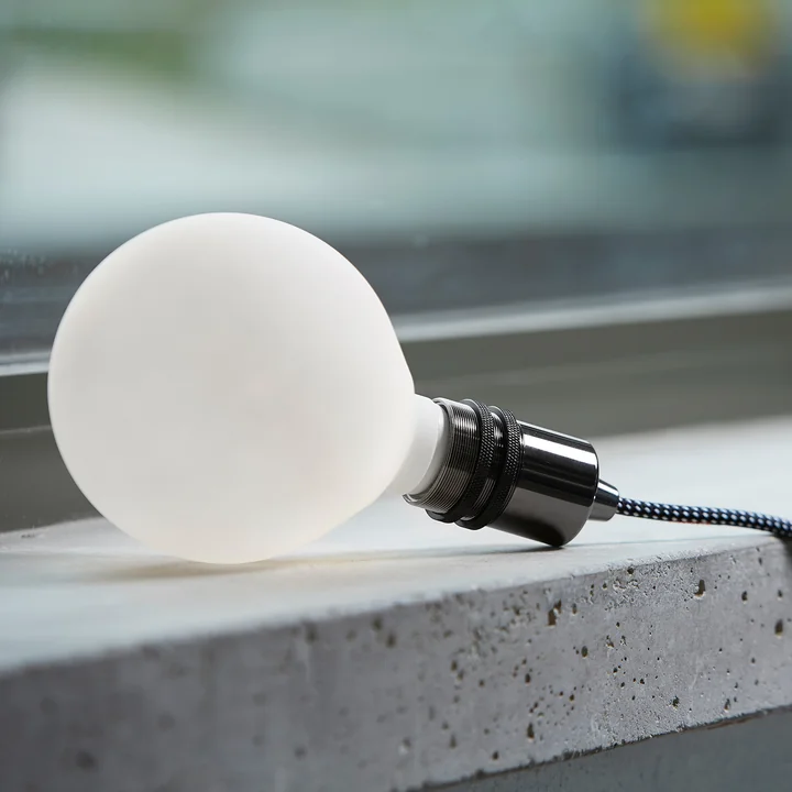 Das NUD Collection - LED-Leuchtmittel Globe, Ø 125 mm, E27 / 2.5 W, matt weiß mit passender Basis