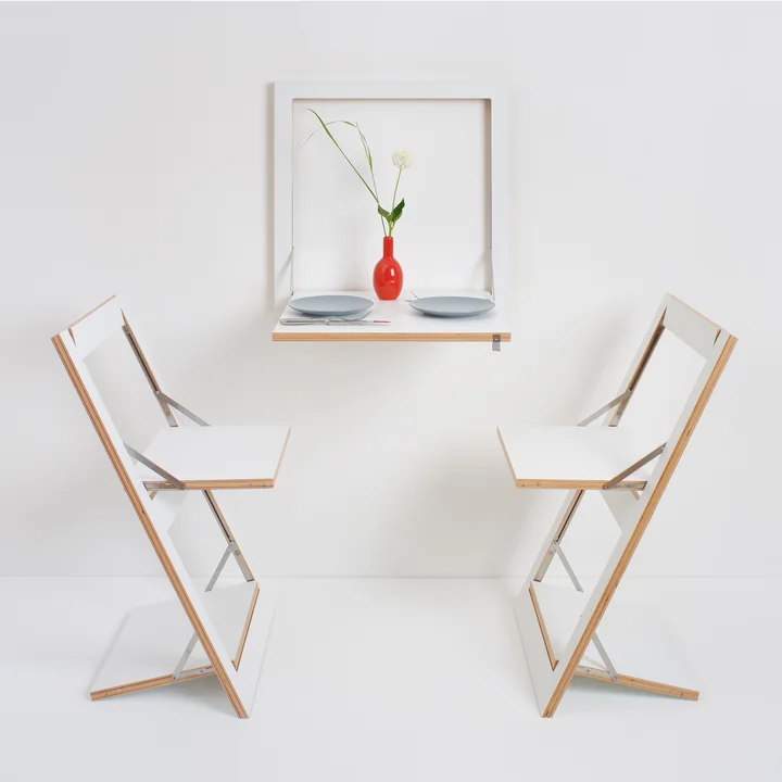 Ambivalenz - Fläpps Kittchen Tisch und Klappstuhl