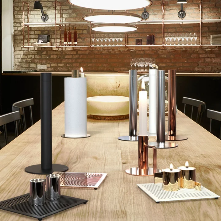 Küchenrollenhalter von Frost in verschiedenen Farbvarianten auf dem Tisch