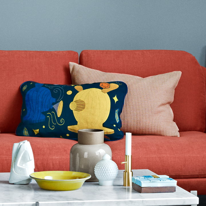 Jaime Hayon Kissen von Fritz Hansen - blau / gelb (840028) auf dem Sofa