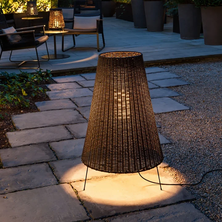 Garbí Bodenleuchte Outdoor von Carpyen in tabakbraun auf der Terrasse