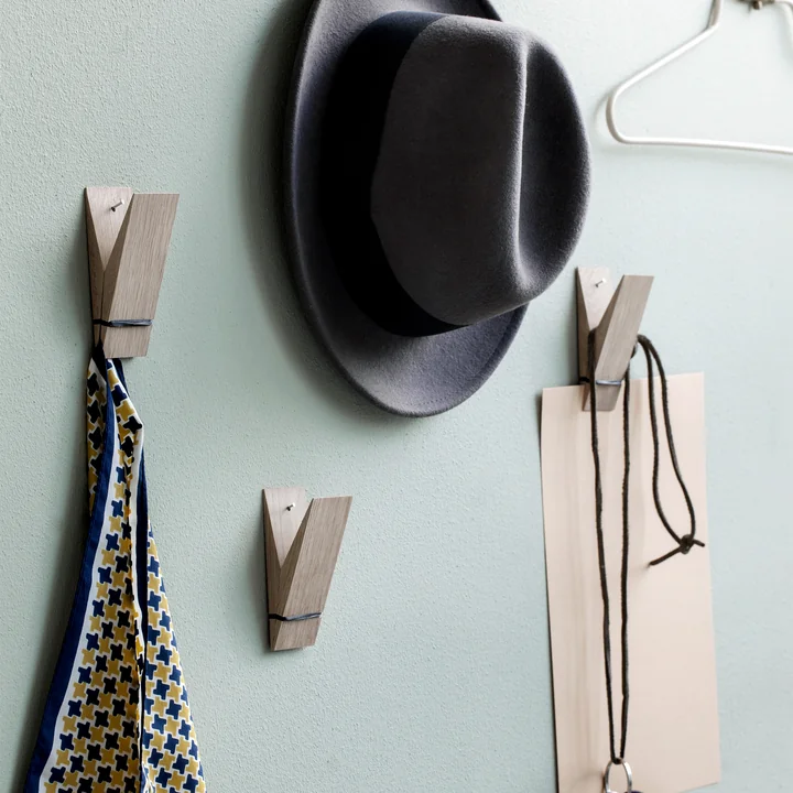 Pinch Deko-Klammer von Moebe in Eiche an der Wand