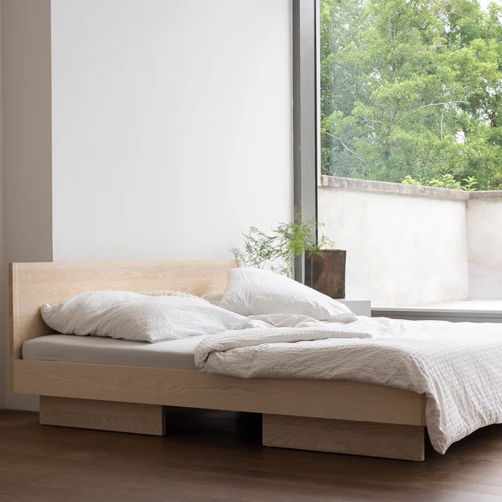 Zians Bett mit Kopfteil von OUT Objekte unserer Tage im Schlafzimmer
