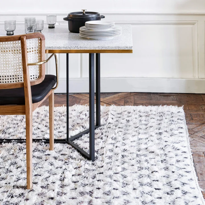 Terrazzo Esstisch von red edition, 190 x 90 cm in bianco auf einem Teppich