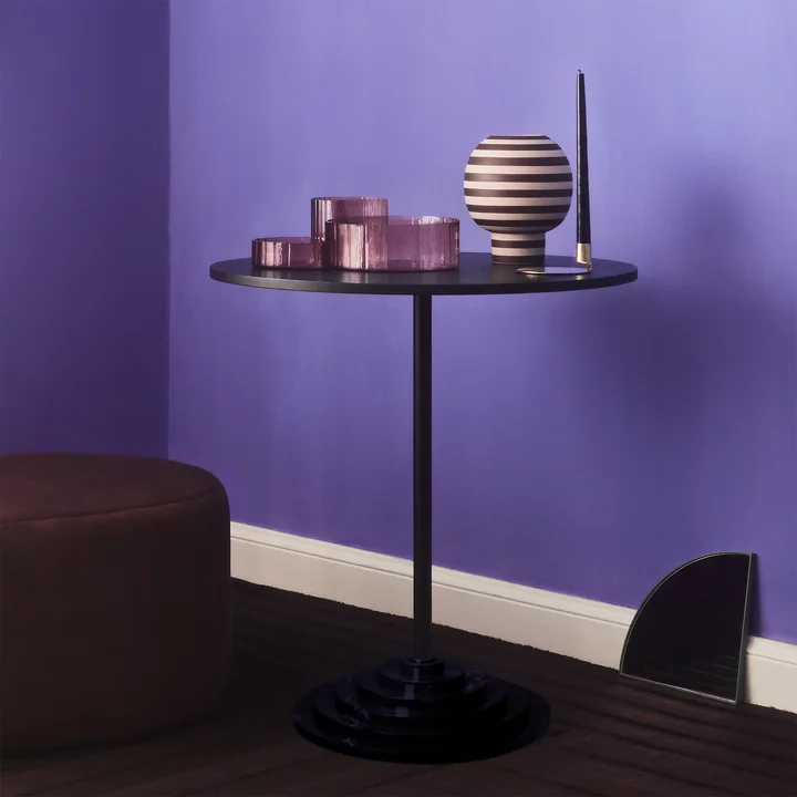 Concha Schalen in rosa (3er-Set) mit Varia Sculptural Vase von AYTM auf dem Tisch