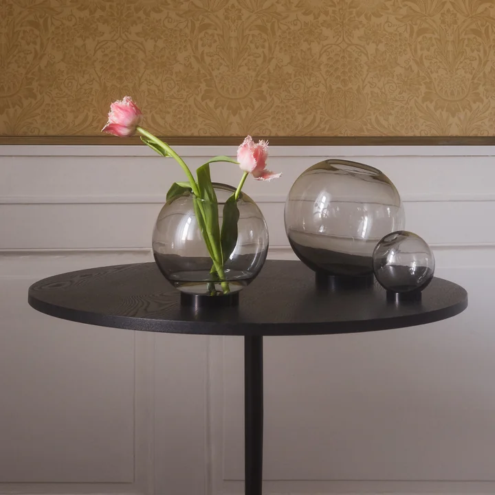 Globe Vase auf dem Solum Beistelltisch von AYTM