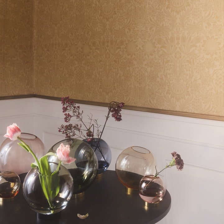 Globe Vase von AYTM in verschiedenen Größen und Farben auf dem Tisch