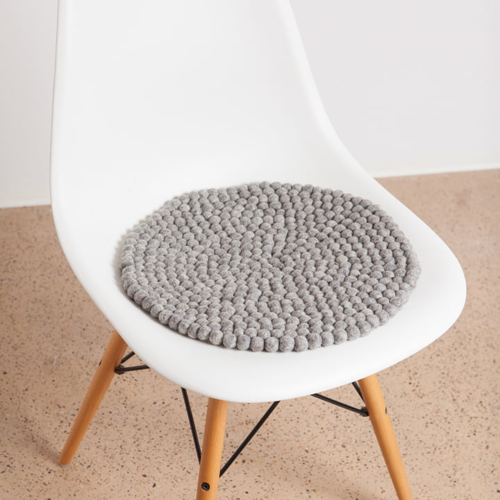 Lotte Sitzauflage von myfelt, Ø 36 cm auf dem Vitra DSW