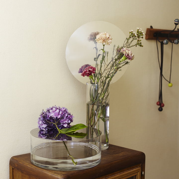 Narciso Vase von Petite Friture in Kombination auf der Kommode
