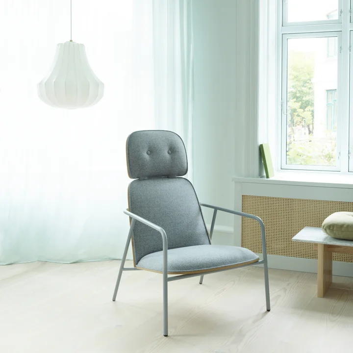 Phantom Pendelleuchte small Ø 45 x H 47 cm mit Pad Lounge Chair von Normann Copenhagen in weiß