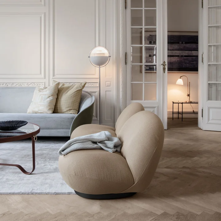 Pacha Lounge Chair und die Adnet Coffee Table Circular Multi Lite Lamp von Gubi im Wohnzimmer