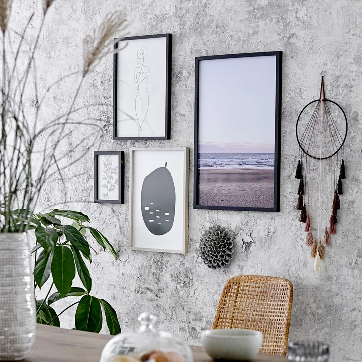 Bilderrahmen von Bloomingville zu mehreren an der Wand arrangiert