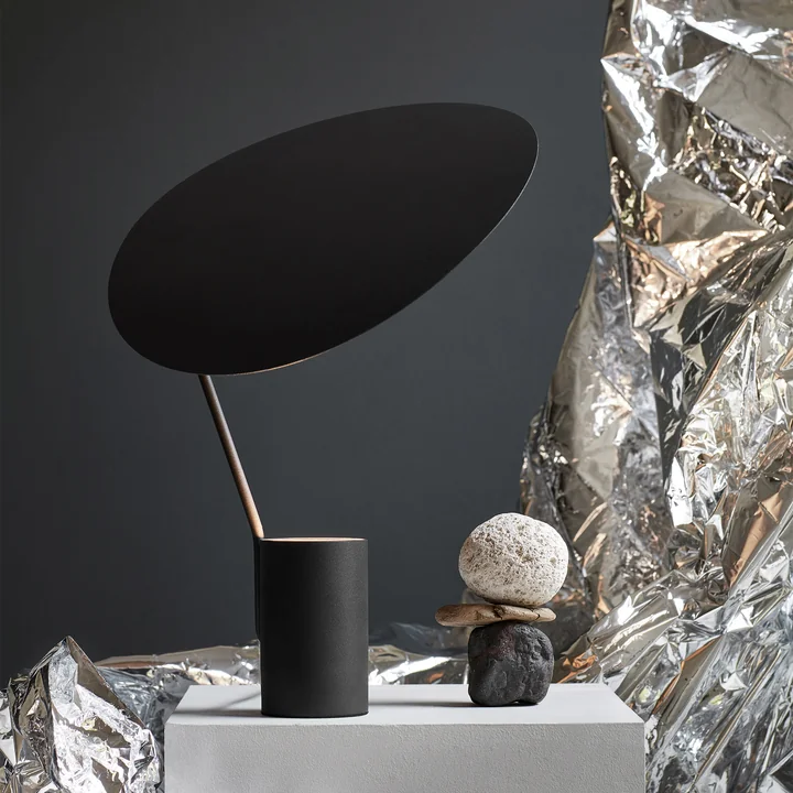Ombre Tischleuchte von Northern in schwarz auf dem Tisch