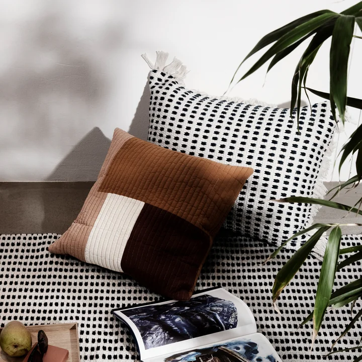 Shay Quilt Kissen, 50 x 50 cm in senf, Way Outdoor Kissen und Teppich von Ferm Living in Kombination