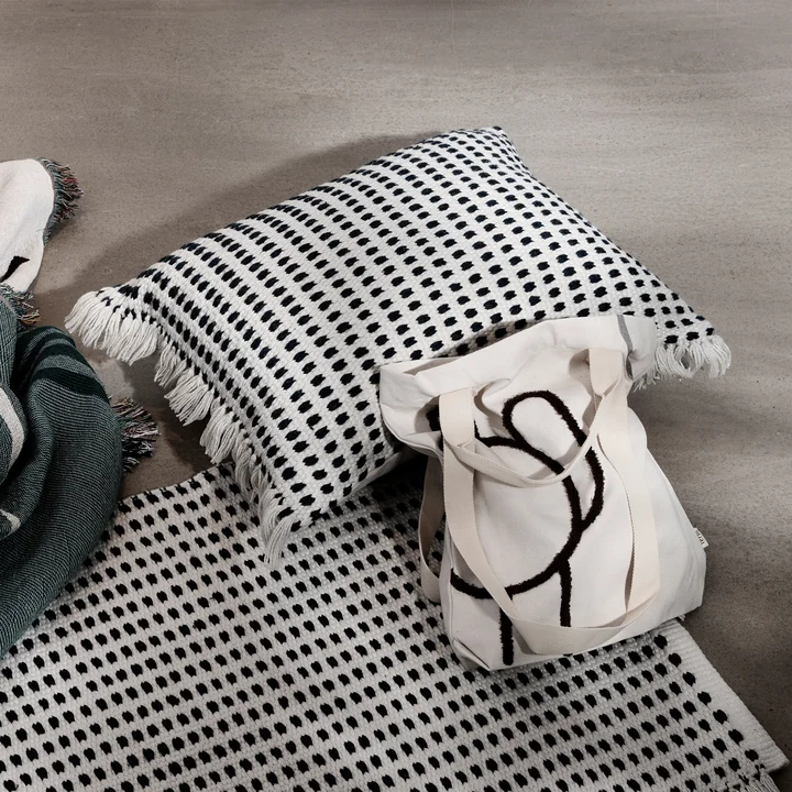 Way Outdoor Kissen und Teppich in off-white / blau von Ferm Living in Kombination