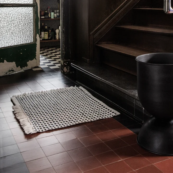 Way Outdoor Matte, 50 x 70 cm in off-white / blau von Ferm Living vor der Treppe