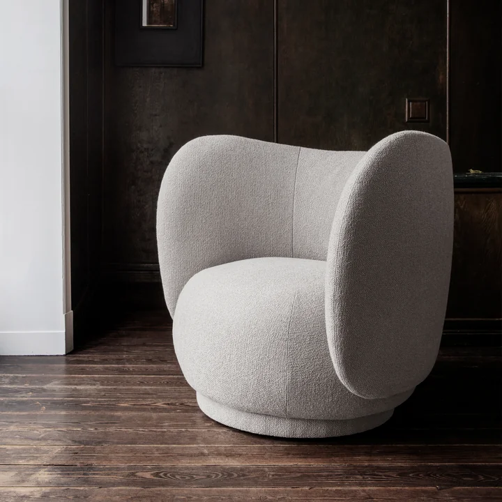 Rico Lounge Chair in Bouclé off white von Ferm Living im Wohnzimmer