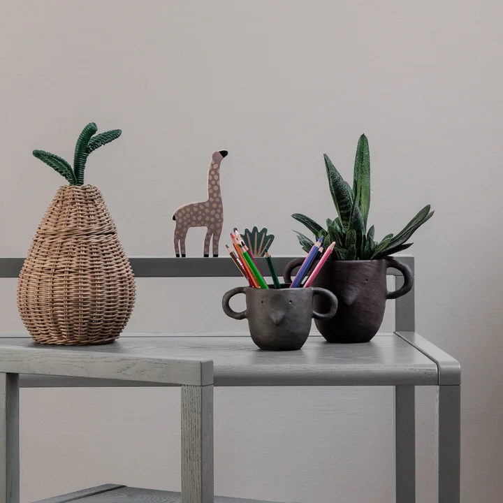 Mus Blumentopf rotbraun von Ferm Living auf dem Beistelltisch