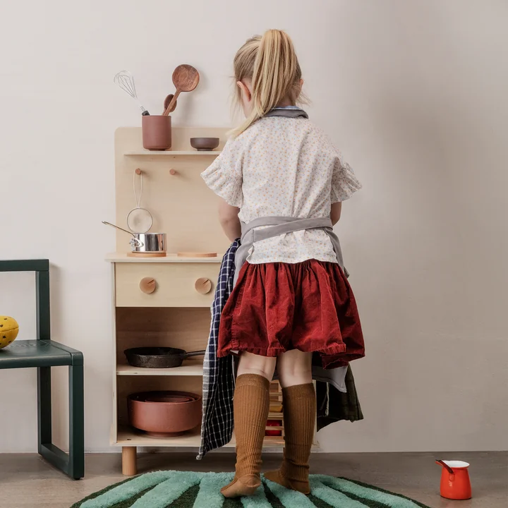 Toro Spielküche in Buche von Ferm Living im Kinderzimmer