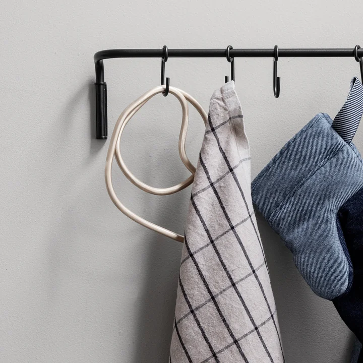 Pond Untersetzer in Messing (3er-Set) von Ferm Living am Haken in der Küche