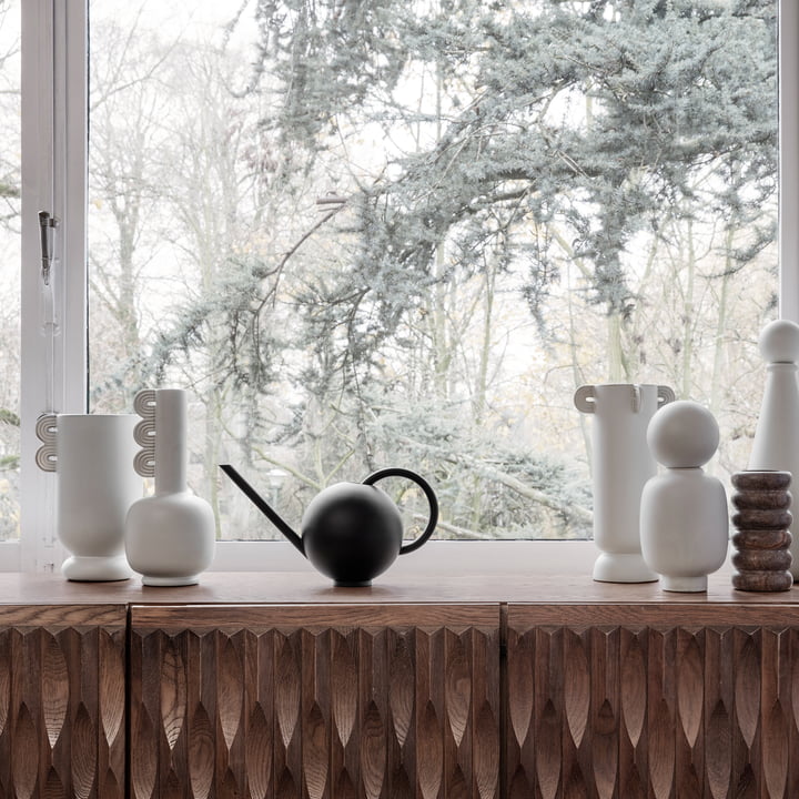 Orb Gießkanne und Muses Vase von ferm Living auf der Fensterbank