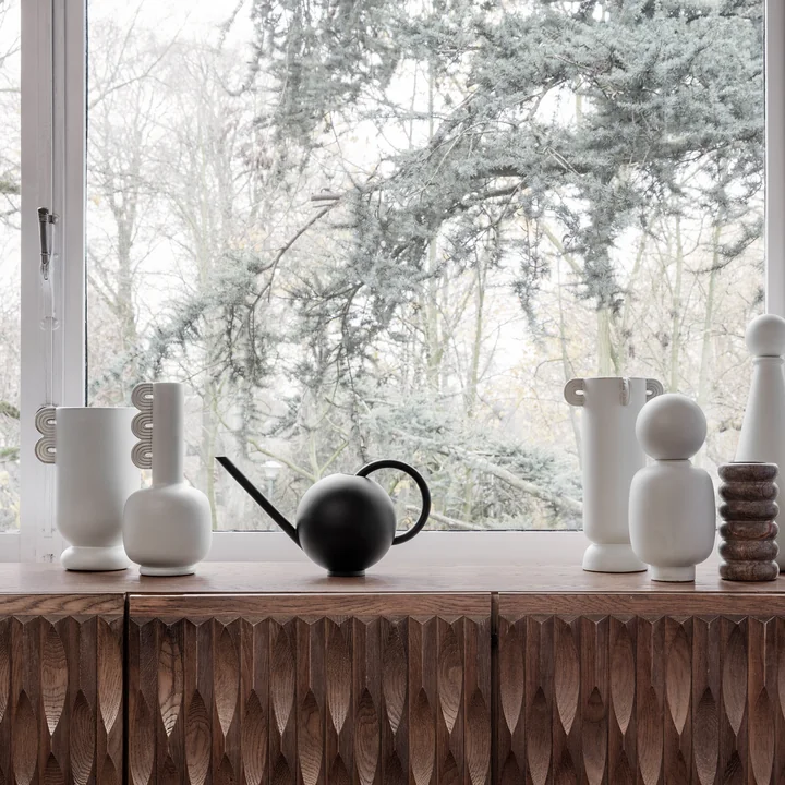 Orb Gießkanne und Muses Vase von Ferm Living auf der Fensterbank