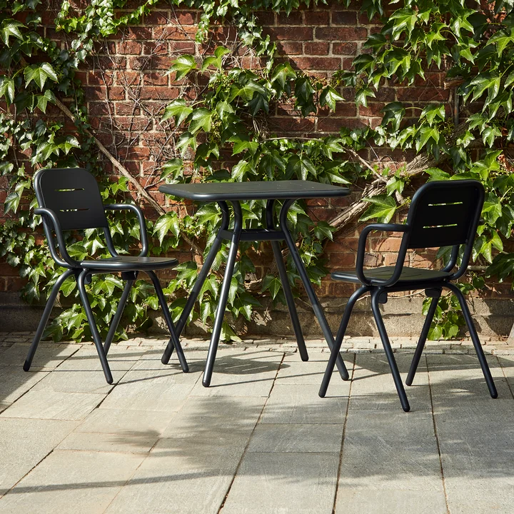 Ray Café Tisch und Ray Café Armchair von Woud